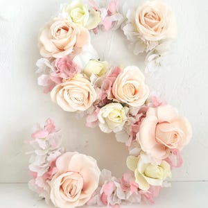 Letra floral grande rosa blush, letra floral personalizada para berçário, decoração de berçário rosa blush, letra de flor de seda para berçário