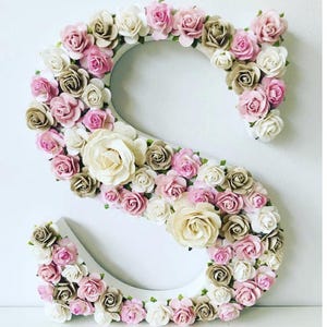 Decoração de parede com letras florais inspiradas na natureza, letras de pêssego e flores rosa, placa personalizada com nome para berçário de menina, arte de parede para berçário em tons de blush, recém-nascido