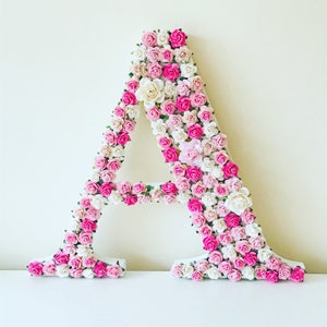 Arte de pared con letras de flores, decoración para habitación de niña, letras florales personalizadas, letrero artístico con flores para habitación de niña recién nacida y revelación de género