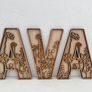 Arte de parede com nome de bebê botânico Placa de parede de madeira com nome de bebê Letras de nome de berçário de madeira gravadas Nome de bebê de madeira Decoração de bebê inspirada na natureza
