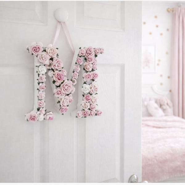 Letrero de puerta con letras de madera, letra de flores para guardería de niñas, regalo para niña recién nacida