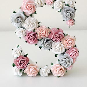 Decorazione da parete per cameretta con lettere floreali pastello, rosa antico e rosa cipria, in legno, con nome personalizzato, lettere di carta grigia tenue, per cameretta di bambine.