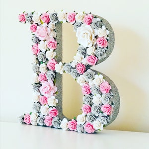 Letras brilhantes, arte de parede com glitter, arte de parede, glitter, arte de parede com flores, arte com flores, letras de flores, letras de flores para berçário, presente de batizado