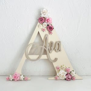 Letra de guardería personalizada, letra de flor para regalo de bebé, letra con nombre para arte de pared de guardería, letra de madera personalizada para pared de guardería
