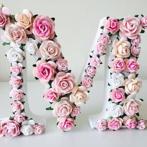 Letra de monograma floral, decoración de letras de rosa ruborizada, arte de pared con flores de papel, letrero con nombre personalizado para guardería, decoración para habitación de niña, regalo con inicial de flor