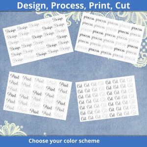 Puede incluir: Cuatro hojas de pegatinas con las palabras "Design", "Process", "Print" y "Cut" en una fuente manuscrita. El texto "Choose your color scheme" está en la parte inferior. Las pegatinas están sobre un fondo azul.