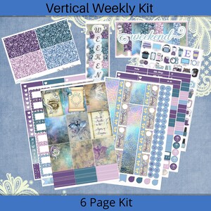 K&ouml;nnte beinhalten: Ein 6-seitiges vertikales Wochenplaner-Set mit einem verspielten, magischen Thema. Die Seiten sind in einem Blau- und Lilatonschema mit Glitzerakzenten, einem Spinnennetz-Design und einem Zitat &uuml;ber das Erschaffen von Magie in der Luft der Tr&auml;ume gehalten. Das Set enth&auml;lt eine "Wochenende"-Seite mit Symbolen f&uuml;r verschiedene Aktivit&auml;ten.