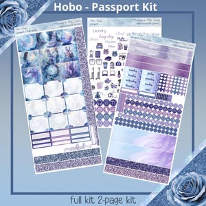 Może przedstawiać: Dwustronny zestaw naklejek do planera w niebiesko-fioletowej kolorystyce. Zestaw zawiera różne naklejki, w tym kalendarz, listę prania, listę rzeczy do zrobienia i sekcję notatek. Naklejki są ozdobione gwiazdami, chmurami i brokatem.