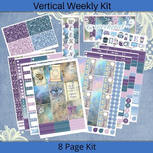 K&ouml;nnte beinhalten: Ein 8-seitiges vertikales Wochenplaner-Set mit einem fantasievollen, magischen Thema. Die Seiten sind in einem Blau- und Lilatonschema mit Glitzerakzenten, einem Drachen- und Spinnennetzdesign und dem Text "In the Middle Ages of Dragons" gehalten.