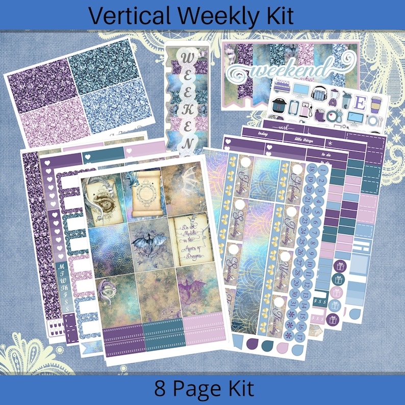 K&ouml;nnte beinhalten: Ein 8-seitiges vertikales Wochenplaner-Set mit einem fantasievollen, magischen Thema. Die Seiten sind in einem Blau- und Lilatonschema mit Glitzerakzenten, einem Drachen- und Spinnennetzdesign und dem Text "In the Middle Ages of Dragons" gehalten.