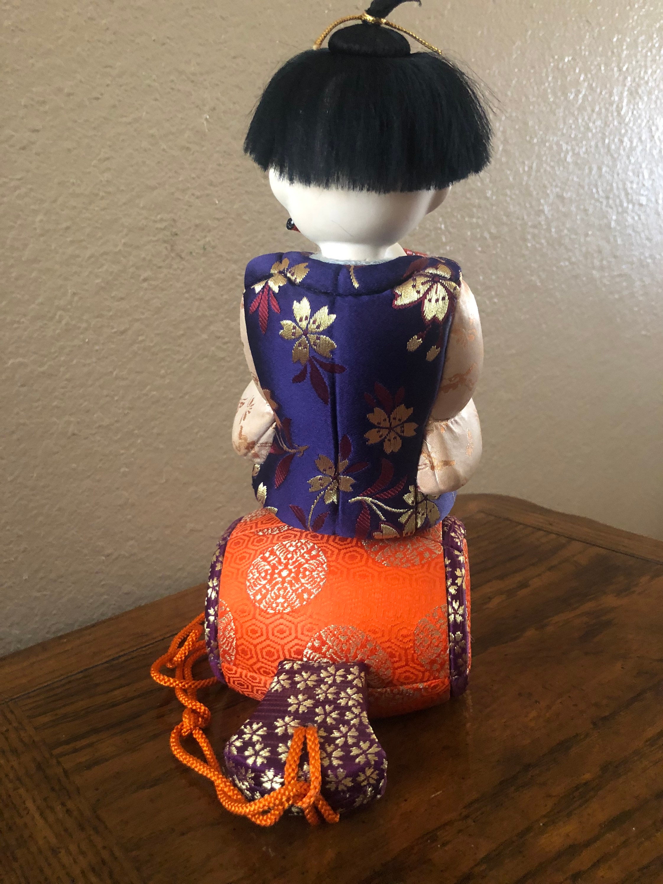 Belle poupée japonaise Kamikori pour petit garçon vêtue d'un kimono en  brocart de soie. -  France