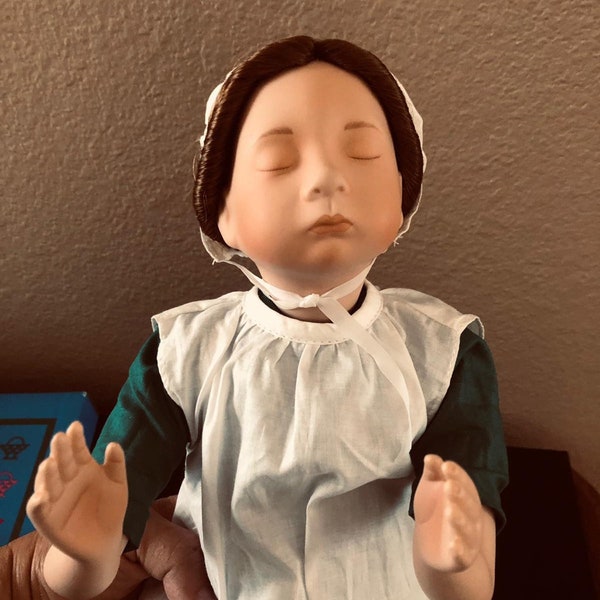 Vintage lovely Amish Blessings Doll “At Prayer” by Julie Good Kruger Edwin M. Knowles Co 1992, coleccionable doll