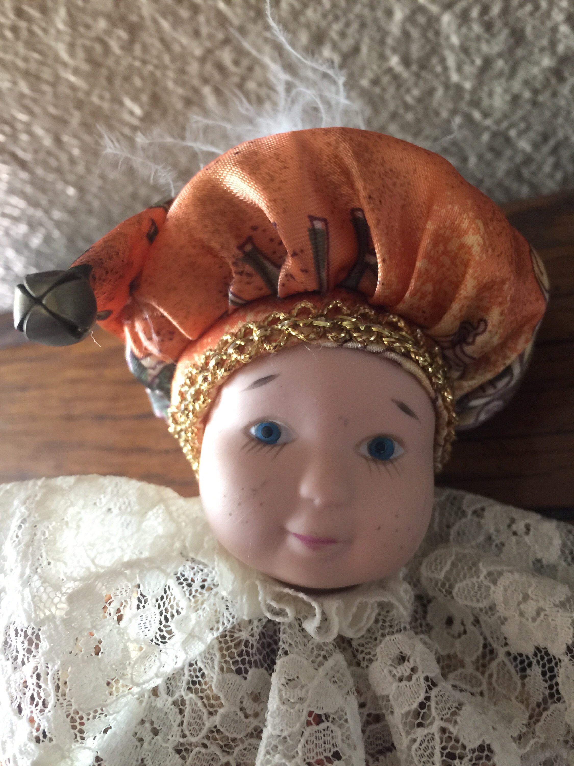 ヴィンテージでコレクター向けのハーレクインミニチュア磁器の顔と手と