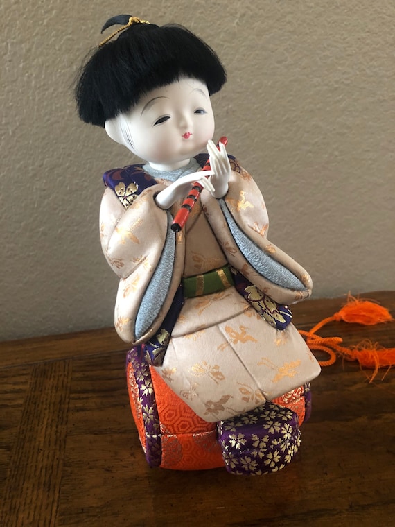 Belle poupée japonaise Kamikori pour petit garçon vêtue d'un kimono en  brocart de soie. -  France