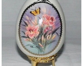 Lena Liu Beautiful Danbury 884-011 Daylily & Commun Sulfur Butterfly Garden
