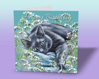 Può includere: Biglietto di auguri con un gatto grigio e fiori bianchi. Le parole "Happy Birthday" sono scritte in bianco. Il gatto ha gli occhi verdi ed è sdraiato.