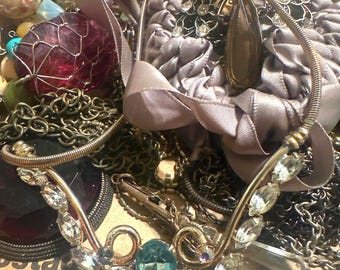 1 box of women’s Very Eclectic VINTAGE NECKLACES. Some beautiful and unusual pieces.