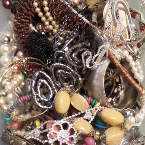 5 LB GRAB BAGS of all wearable Jewelry.  Mix of Vintage to current. Most preowned. Some may be new.