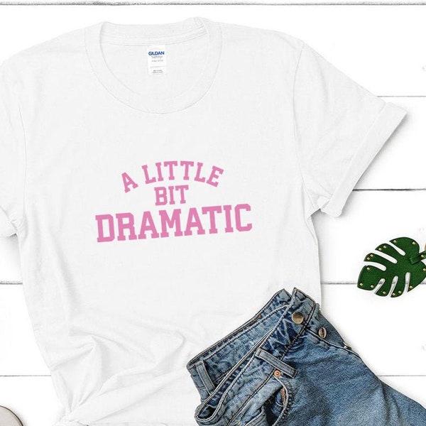 Une chemise un peu dramatique, unisexe, cadeau pour elle, cadeau petite amie, cadeau d'anniversaire, chemise drôle, chemise à slogan