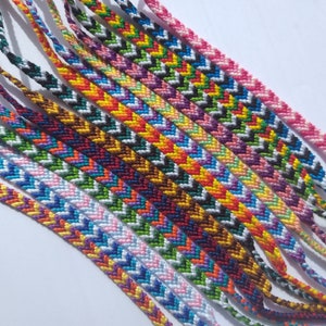 Bracelets en trois couleurs - noués - personnalisés - bracelet d'amitié aux couleurs souhaitées