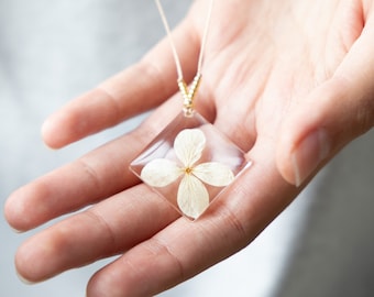 Flower jewelry Terrarium necklace Flower jewellery Flower charm necklace Pressed flower necklace White Hortensia Necklace