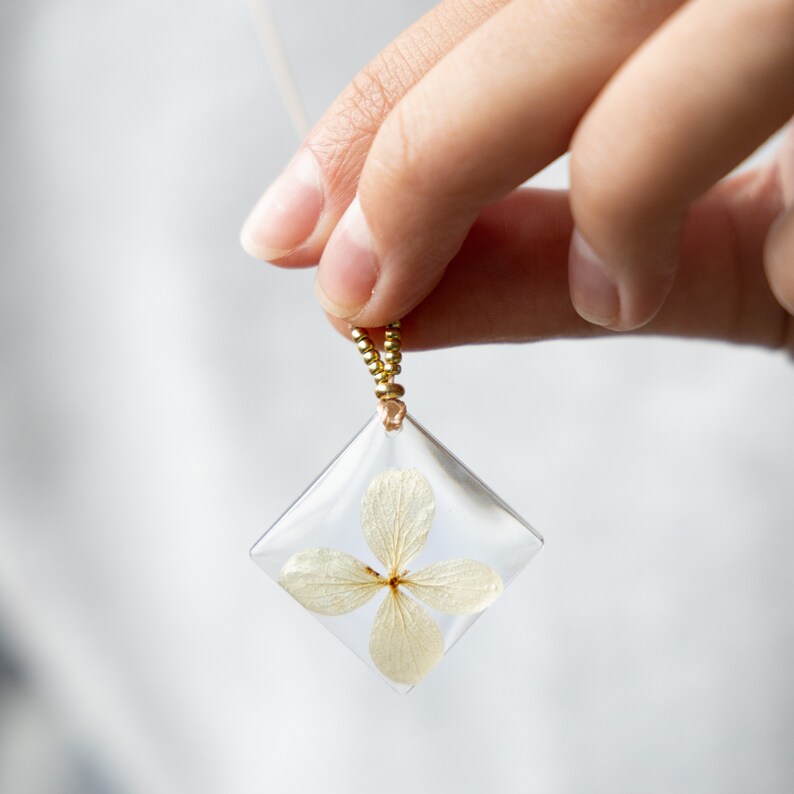 Flower jewelry Terrarium necklace Flower jewellery Flower charm necklace Pressed flower necklace White Hortensia Necklace
