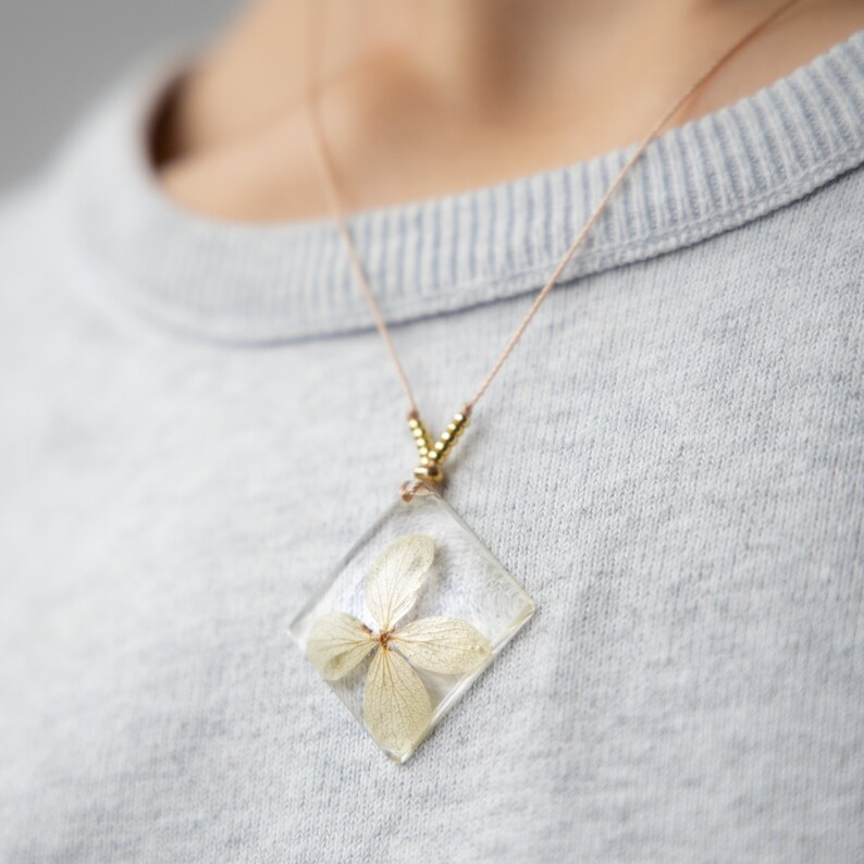 Flower jewelry Terrarium necklace Flower jewellery Flower charm necklace Pressed flower necklace White Hortensia Necklace