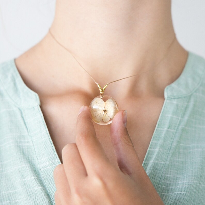 Flower charm necklace Pressed flower necklace Terrarium necklace White Hydrangea Necklace Flower jewelry Flower jewellery