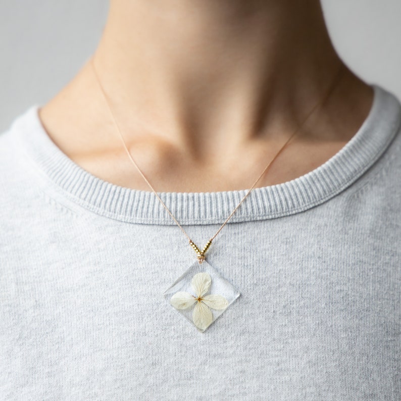 Flower jewelry Terrarium necklace Flower jewellery Flower charm necklace Pressed flower necklace White Hortensia Necklace