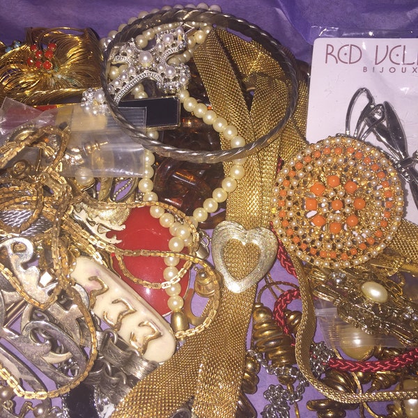 Vintage Lot Costume Jewelry Crafting or Wear Necklaces, Brooches & More COST0726