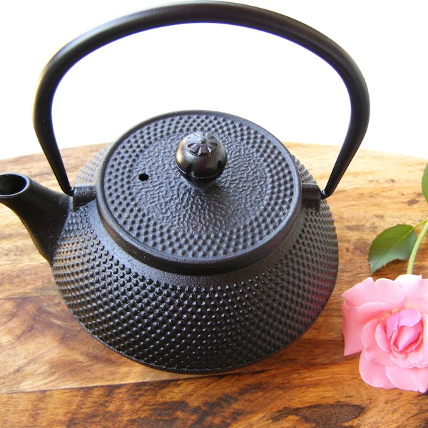 Cast Iron Teapot with stainless steel Strainer - 600 ml - black kettle tea pot with filter