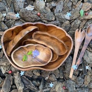 Acacia Wood Set of 7 | Shell bowls | Mother bowl with 4 servers and utensils | Handmade bowls | Salad Bowl | Pasta Bowl | Serving Bowls