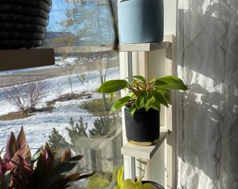 Estante de ventana de planta hecho a mano / Encalado de madera maciza / Estantes de ventana modernos de mediados de siglo / Estantes de plantas aptos para inquilinos / Tres niveles sin taladro