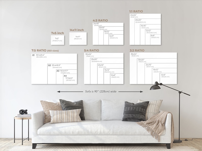 Pode incluir: Um diagrama mostrando diferentes propor&ccedil;&otilde;es de aspecto para impress&otilde;es, com medidas em polegadas e cent&iacute;metros. O diagrama mostra como diferentes tamanhos de impress&otilde;es ficariam em um sof&aacute; de 90 polegadas de largura.