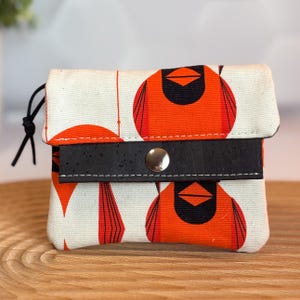 Cartera pequeña para mujer / Pájaro cardenal rojo / Fauna moderna de mediados de siglo