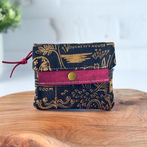 Women&#39;s Small Wallet: Wonderland, Black and Gold