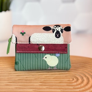Cartera pequeña para mujer / Pollito de cordero de granja / Vida silvestre moderna de mediados de siglo