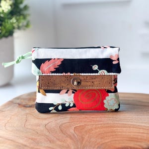 Cartera pequeña para mujer / Floral blanco y negro