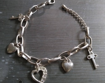 Bracelet en métal plaqué argent à breloques vintage