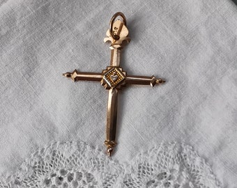 Jeannette cross pendant in ancient 18K gold
