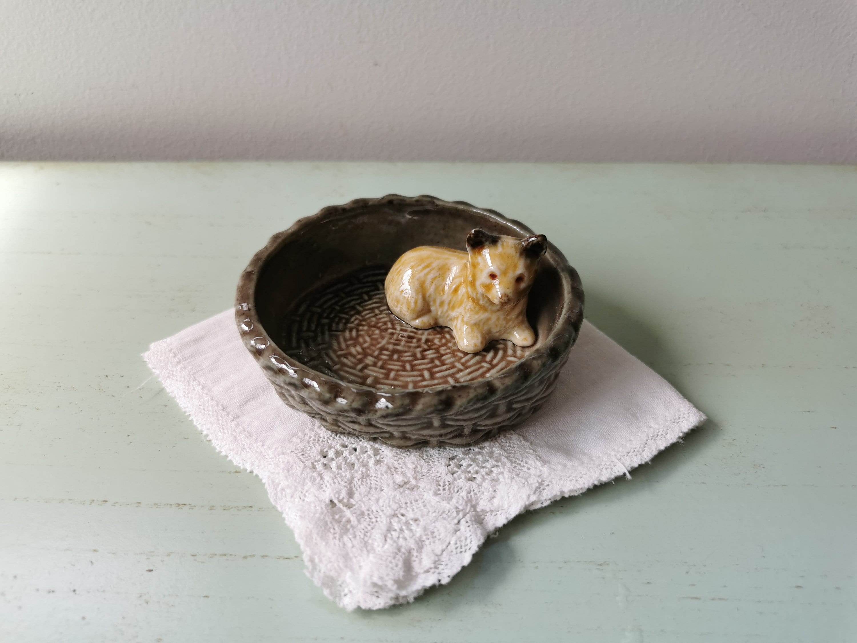 WADE社の 陶器製 犬の小物入れ・3点 Small Vintage Wade England Porcelain Dog Basket - Etsy