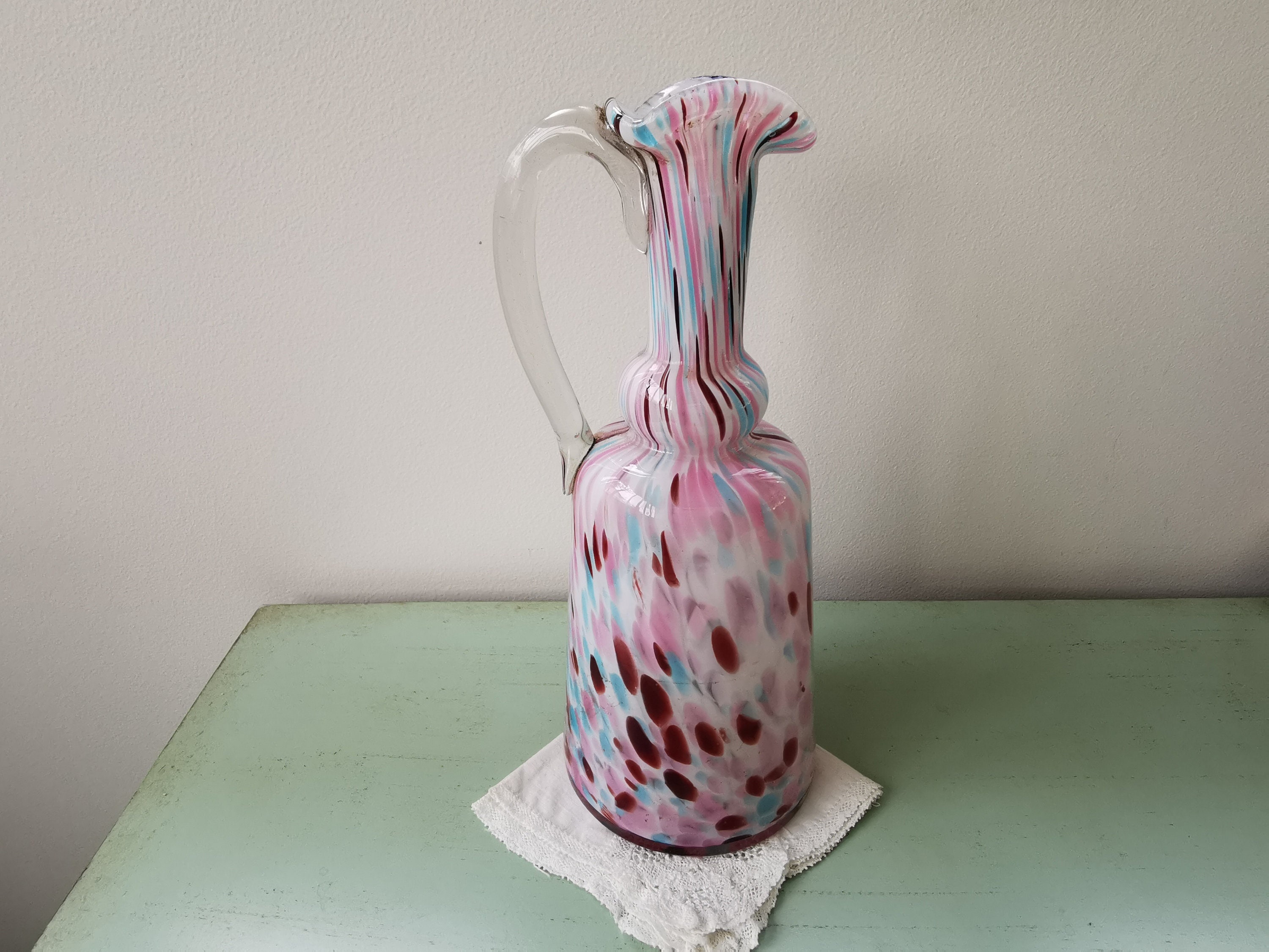 Carafe à Anse en Verre Moucheté Bleu et Rose Clichy