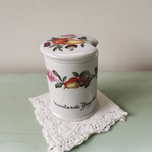 Peut inclure: Pot en céramique blanche pour la moutarde avec un motif floral représentant des fruits et des champignons. Le couvercle est muni d'un bec verseur pour un versement facile. Le pot est étiqueté "moutarde "Greystone"".