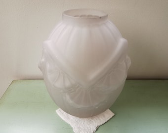 Op de afbeelding: Een witte, gematteerde glazen vaas met een rond lichaam en een decoratief ontwerp van gestileerde bloemen. De vaas heeft een gladde, matte afwerking.