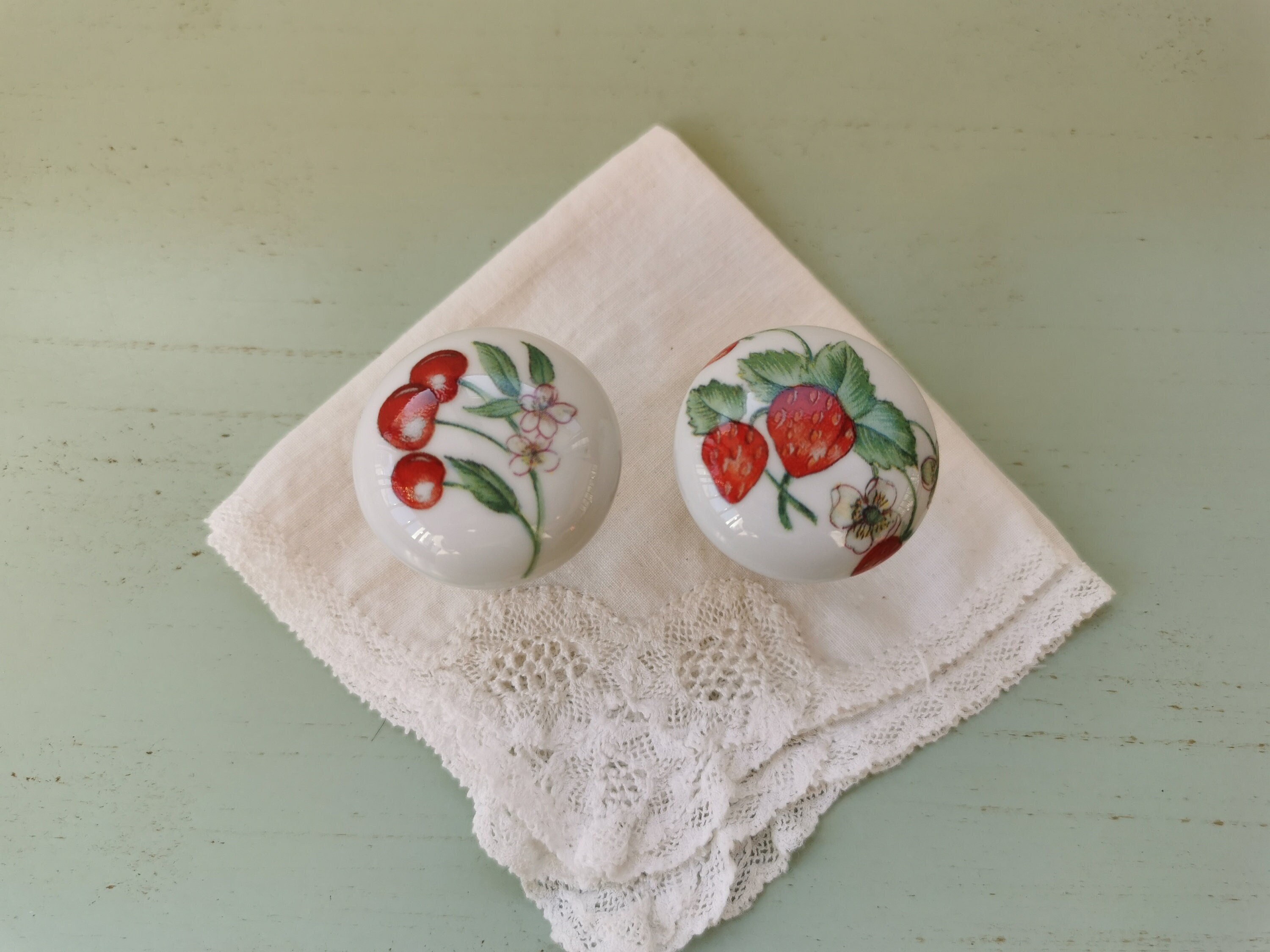 2 Boutons de Porte Cerises et Fraises en Porcelaine Limoges