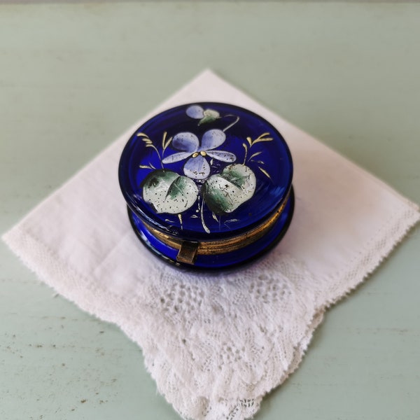 Boîte à pilules en verre bleu cobalt décor émaillé fleur violette 1900