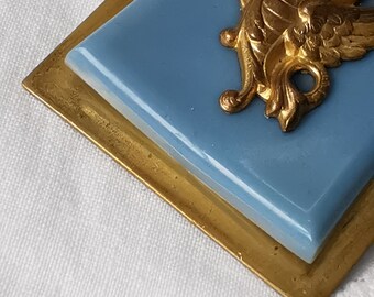 Broche Vintage Painlevé Décor Griffon En Galalithe Blanche (bakélite) - Bon état, Légères Traces