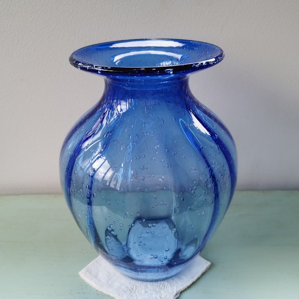 Vase en verre soufflé bleu cobalt à bulles vintage