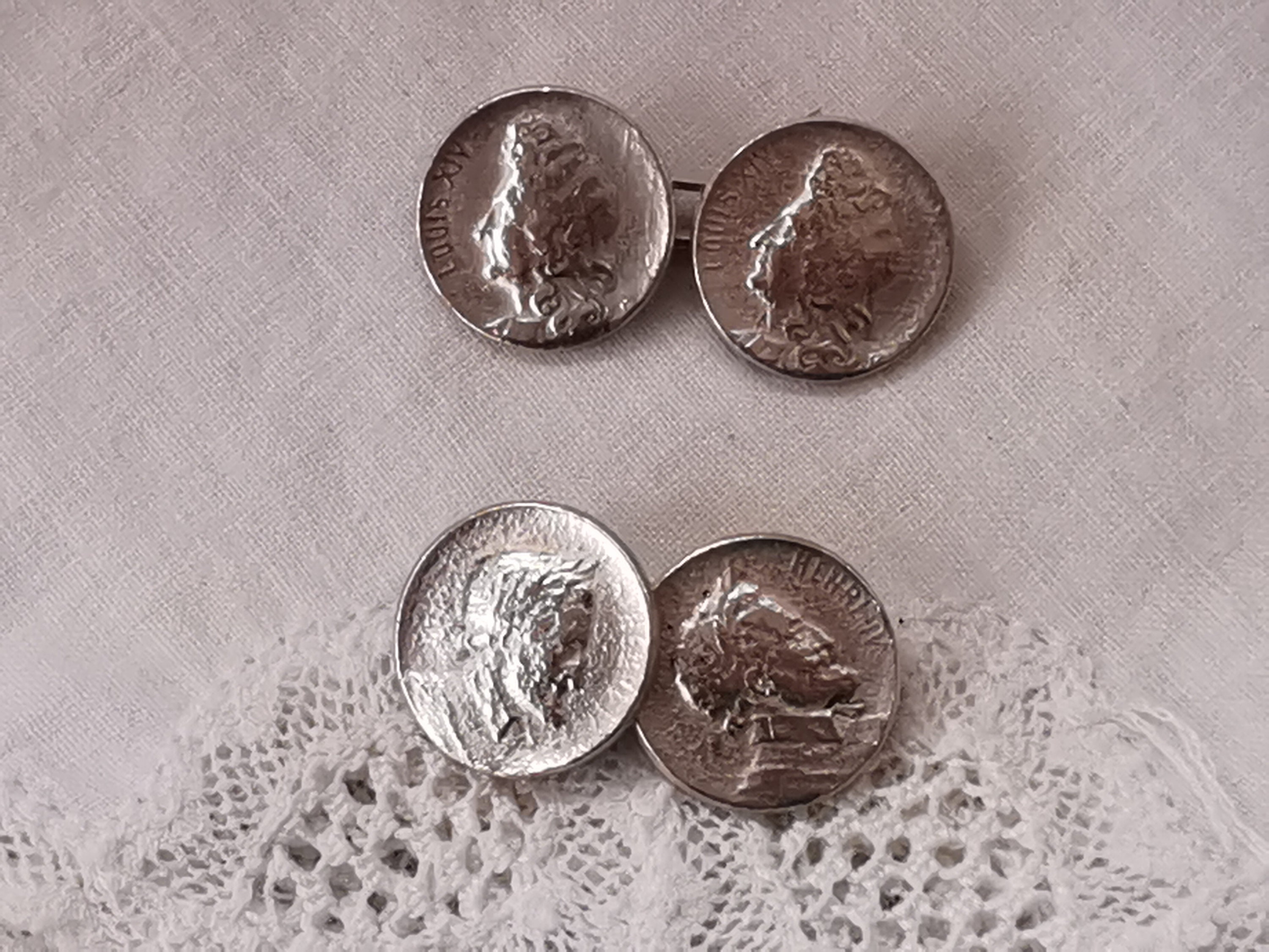 Lot de Paire de boutons de manchettes en or jaune, ornés de pièces de 10 Fran au prix de 300 à 350 € en vente aux enchères par l'hôtel des ventes