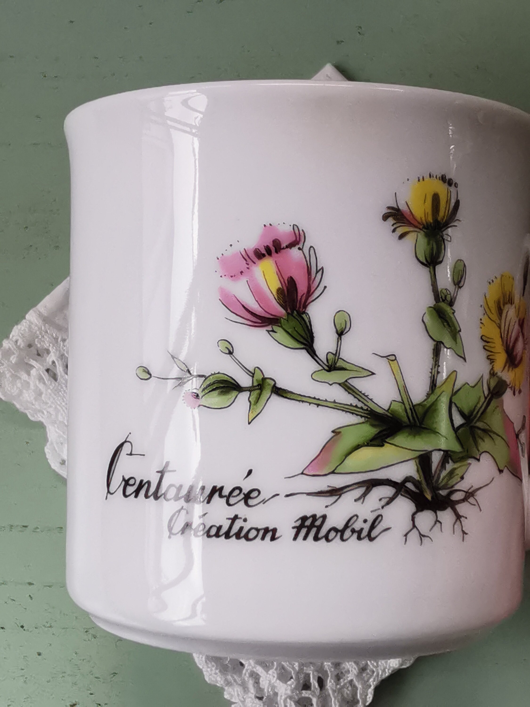 Lot De 2 Mugs Vintage Mobil Porcelaine - Motif Primevère Et Centaurée - Occasion